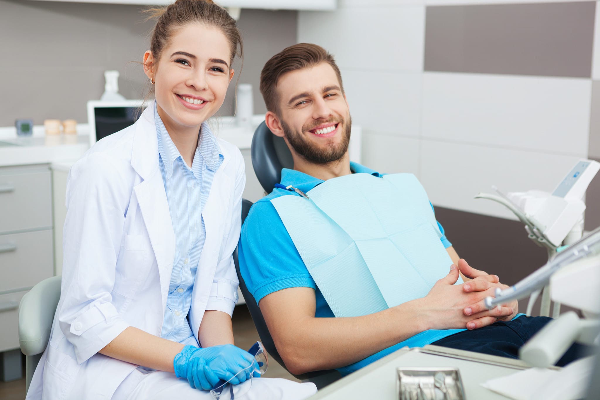 Посещение врача стоматолога. Стоматолог. Стоматолог и пациент. Сайт стоматологии. Фотосессия в стоматологии.